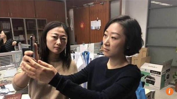 В Китаї дівчина двічі повертала iPhone X в магазин, тому що він реагував на обличчя її колеги