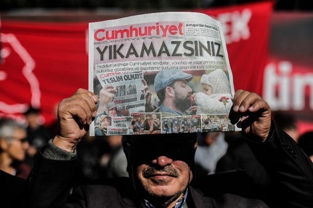 У ОБСЄ засудили рішення турецького суду щодо продовження арешту журналістів газети Cümhuriyet