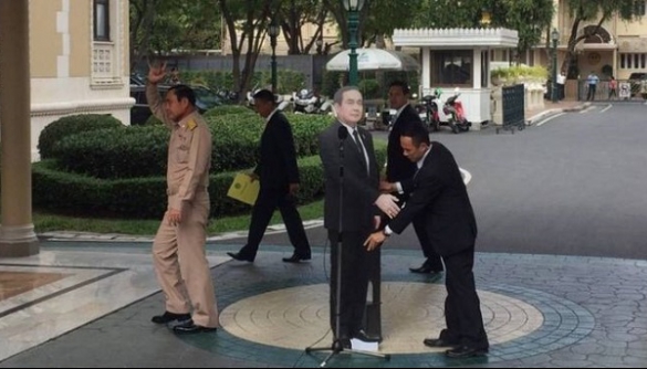 Прем'єр-міністр Таїланду запропонував журналістам спілкуватися з його картонною фігурою