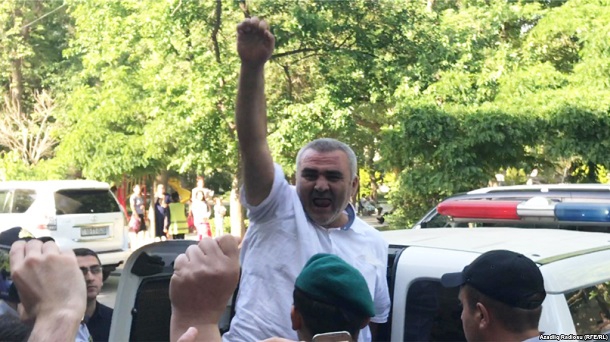 В Азербайджані журналіста-розслідувача засудили до 6 років позбавлення волі