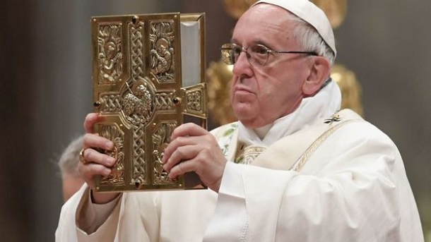 Папа Франциск назвав поширення фейків «зміїною тактикою»