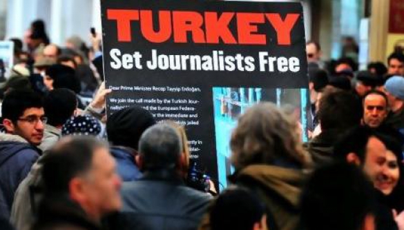 У Туреччині трьох журналістів засудили до довічного ув’язнення