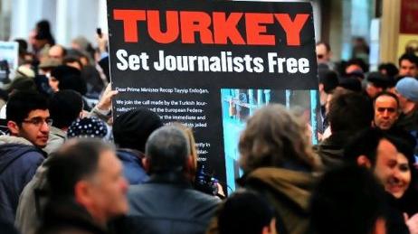 У Туреччині трьох журналістів засудили до довічного ув’язнення