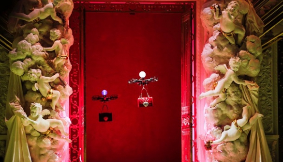Сумки Dolce&Gabbana на показі демонстрували дрони (ВІДЕО)