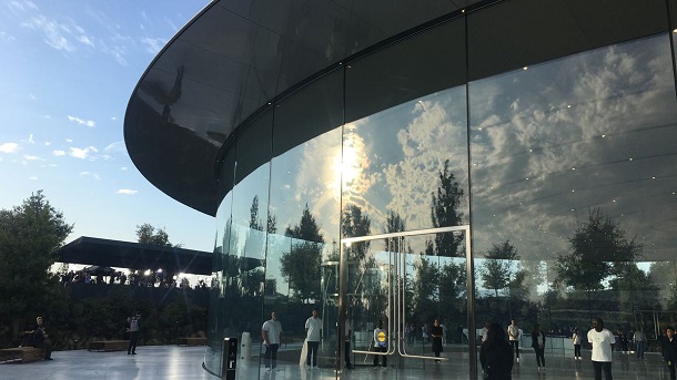 В новому кампусі Apple працівники врізаються в скляні стіни