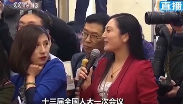 Китайська журналістка стала героїнею мемів через свою поведінку на прес-конференції