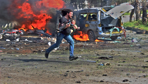 Сирійський фотограф виграв нагороду HIPA за знімок колеги, що рятував дітей під час авіаудару