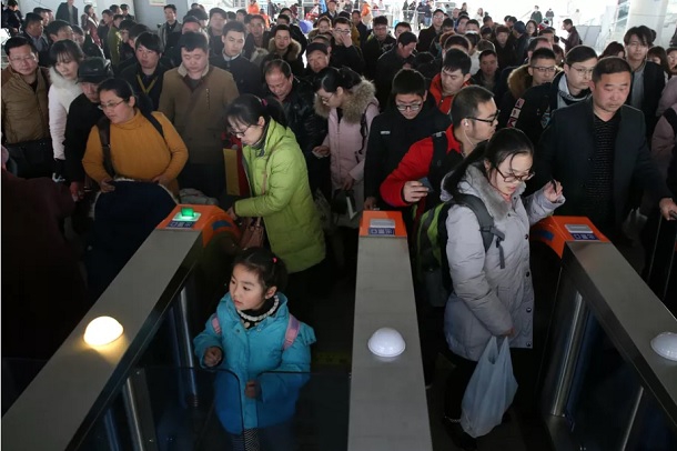 Китай заборонить громадянам з низьким «соціальним кредитом» користуватися потягами та літаками