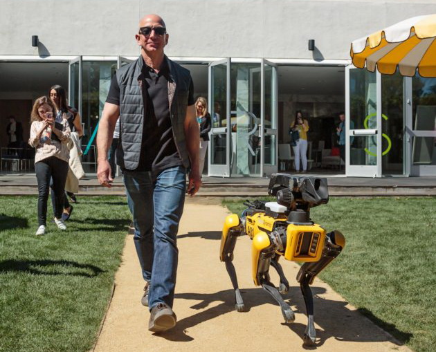 Глава Amazon вивів на прогулянку робособаку Boston Dynamics й став зіркою соцмереж