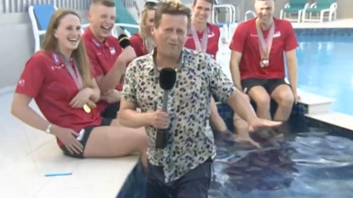 Журналіст BBC випадково впав у басейн під час інтерв’ю в прямому ефірі