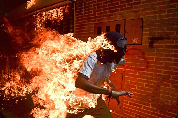 У фотоконкурсі World Press Photo перемогла світлина протестувальника у вогні