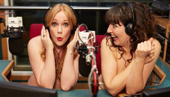 Дві радіоведучі BBC провели програму голяка