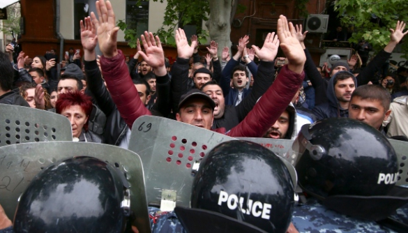 У Вірменії за час протестів напали на трьох журналістів «Радіо Свобода»