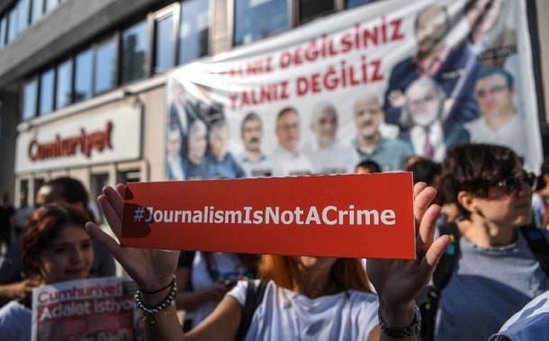 13 журналістів турецької газети Cumhuriyet засудили до тривалих термінів