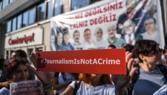 13 журналістів турецької газети Cumhuriyet засудили до тривалих термінів