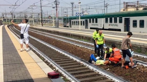 Італійські ЗМІ та соцмережі обурило селфі з місця, де людина потрапила під потяг