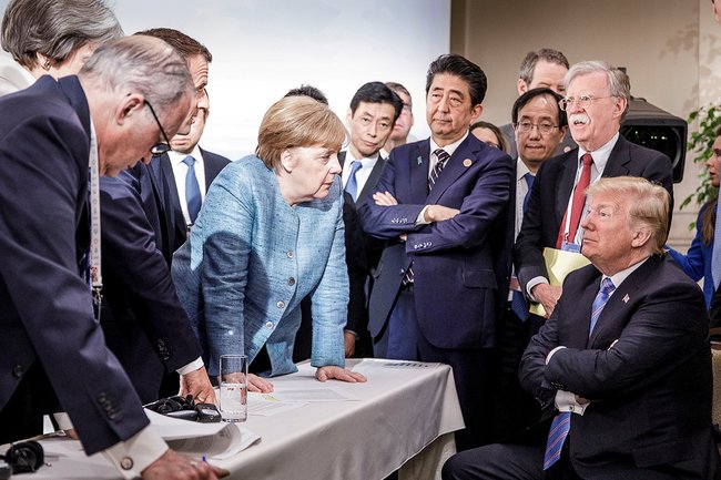 В мережі жартують через фотографії з саміту G7