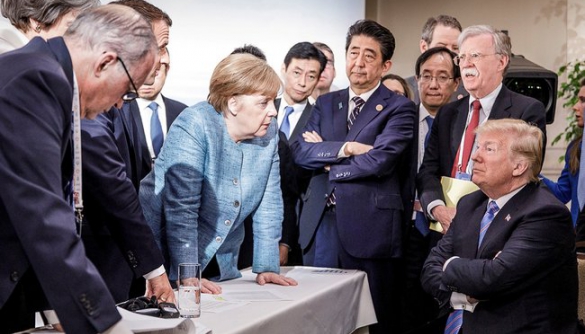 В мережі жартують через фотографії з саміту G7