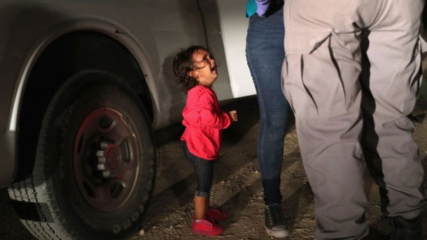 Фото дівчинки в сльозах стало символом нової міграційної політики США