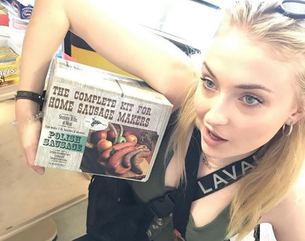 Акторка Софі Тернер з «Гри престолів» веде Instagram-блог з оглядом сосисок