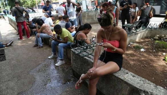 Кубинців почали підключати до мобільного інтернету