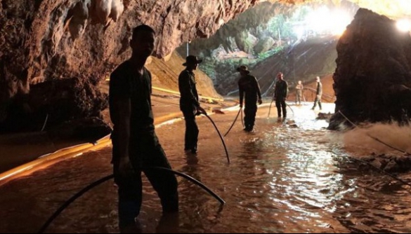 Шість кінокомпаній хочуть зняти фільм про порятунок дітей із печери в Таїланді