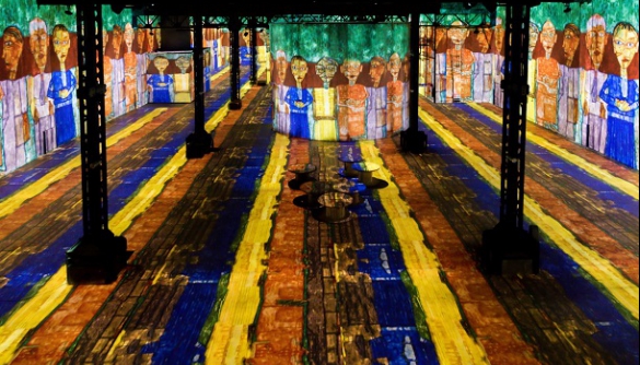 В Парижі відкрили музей цифрового живопису. Картини проектують на стіни та підлогу