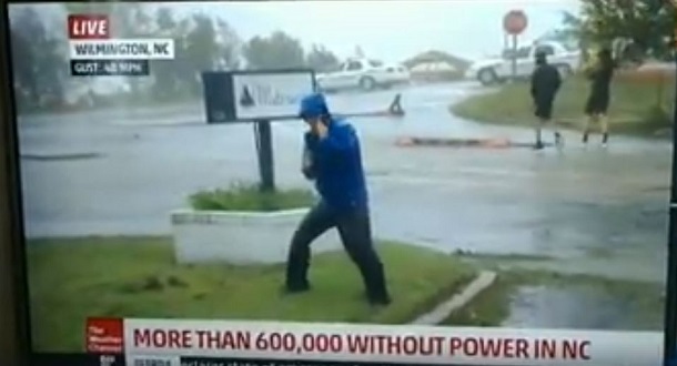 Американський репортер вдав, наче його здуває ураган Флоренс у прямому ефірі (ВІДЕО)