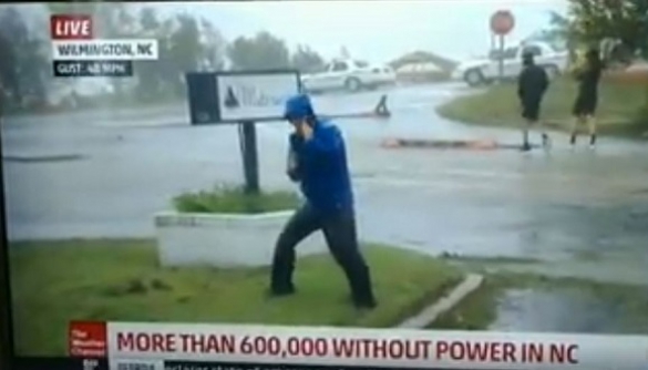 Американський репортер вдав, наче його здуває ураган Флоренс у прямому ефірі (ВІДЕО)