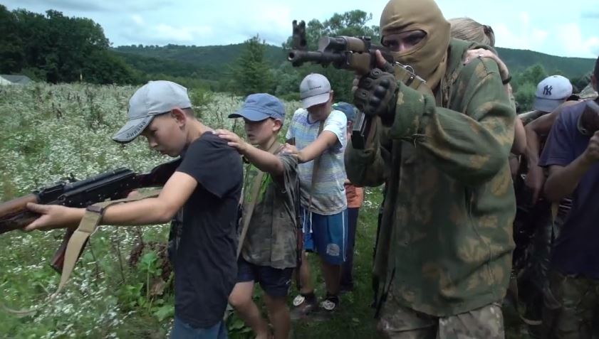 Чи збрехало Associated Press про те, що в Україні дітей навчають вбивати?