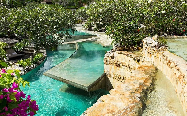 На Балі готель заборонив гостям використовувати гаджети біля басейну