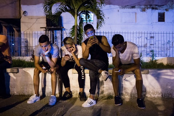 Кубинцям нарешті нададуть доступ до мобільного інтернету