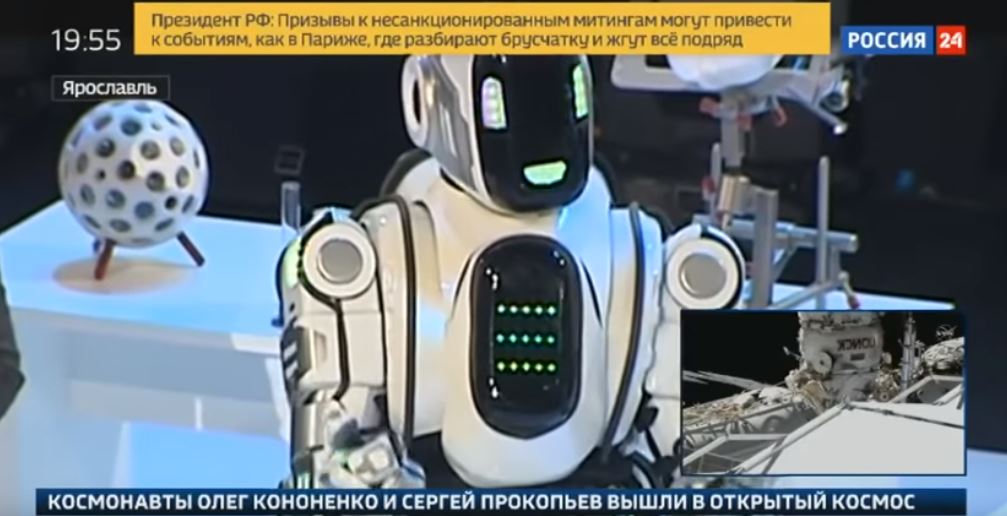 «Россия 24» на форумі Путіна розказала про надсучасного робота. Це була людина в костюмі