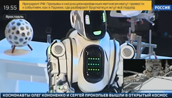 «Россия 24» на форумі Путіна розказала про надсучасного робота. Це була людина в костюмі