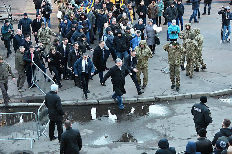 Фото втечі Порошенка від натовпу виявилося фейком. Його вже встигли розповсюдити російські ЗМІ