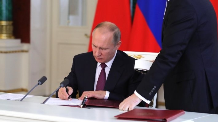 Від 30 тис до 1,5 млн рублів за фейк. Путін підписав закон про блокування неправдивих новин