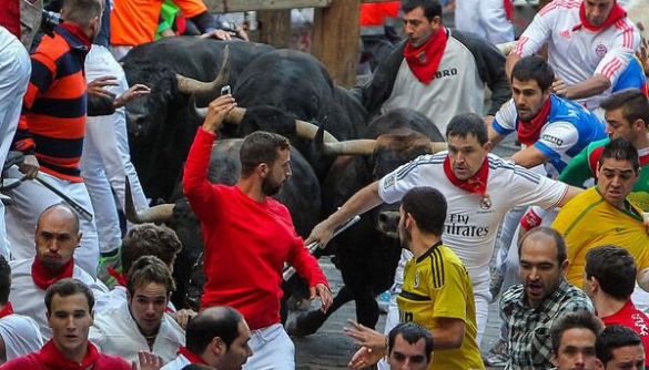 Учасника іспанського фестивалю заарештували за селфі під час забігу із биками