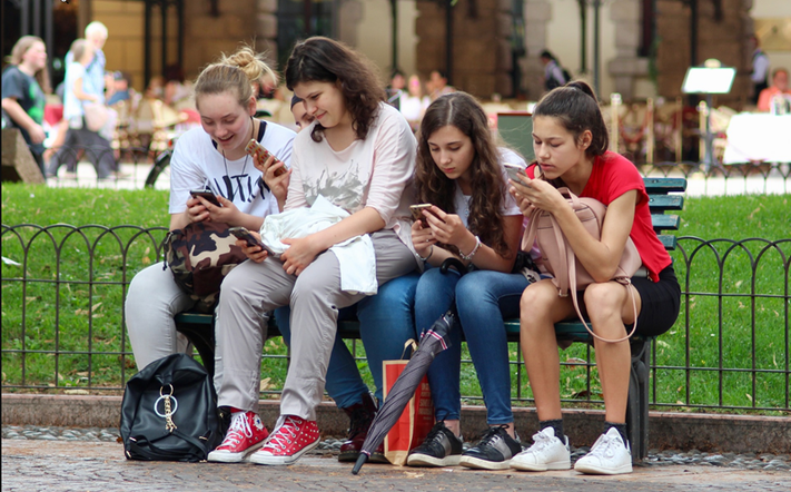 В Італії пропонують лікувати підлітків від телефонної залежності