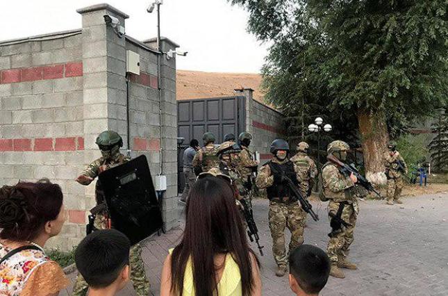 У місці штурму резиденції експрезидента Киргизстану блокували зв’язок — ЗМІ