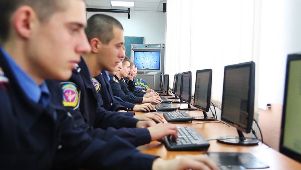 Кіберполіція затримала шахраїв, які вкрали у користувачів 1,5 млн грн