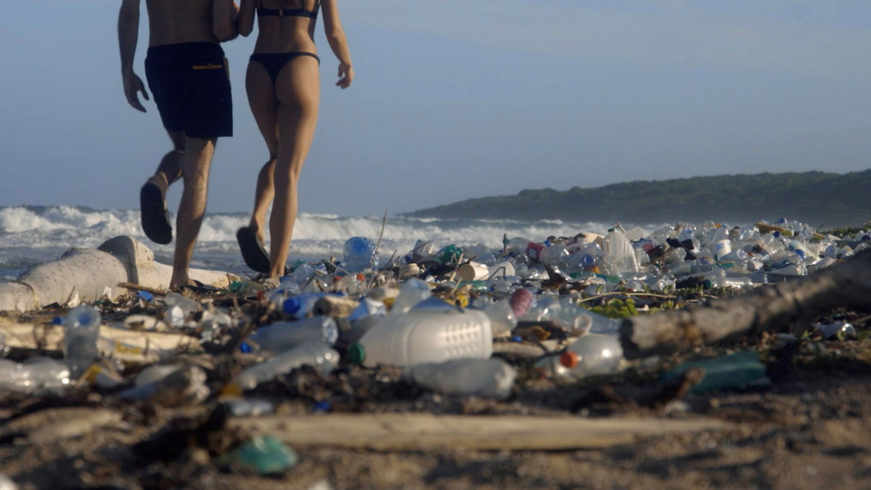 Pornhub зняв секс на забрудненому пляжі, щоб привернути увагу до пластику в океані