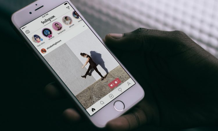 В Instagram пояснили, як штучний інтелект формує стрічку новин