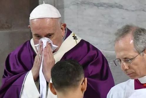 Ватикан заперечує чутки про хворого на коронавірус Папу