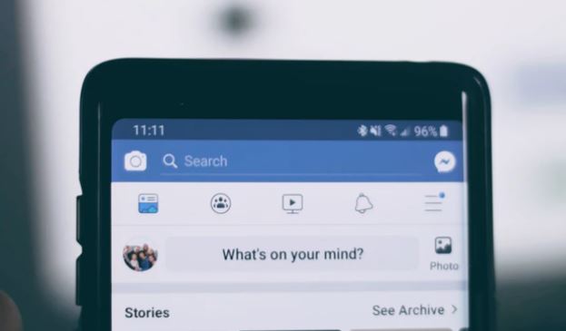 Згори стрічки новин Facebook з’явиться вікно з перевіреною інформацією про коронавірус