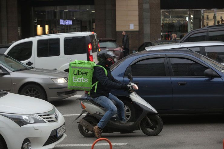 Сервіс доставки їжі Uber Eats припиняє роботу в Україні