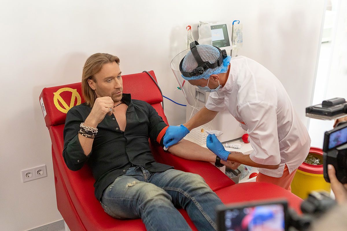 Олег Винник здавав кров для ліків від COVID-19 перед телекамерами. Насправді він не хворів