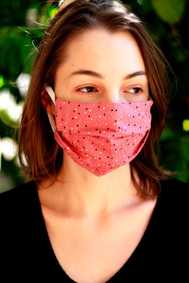 У мережі поширюють фейк, що носіння масок призводить до захворювань шкіри