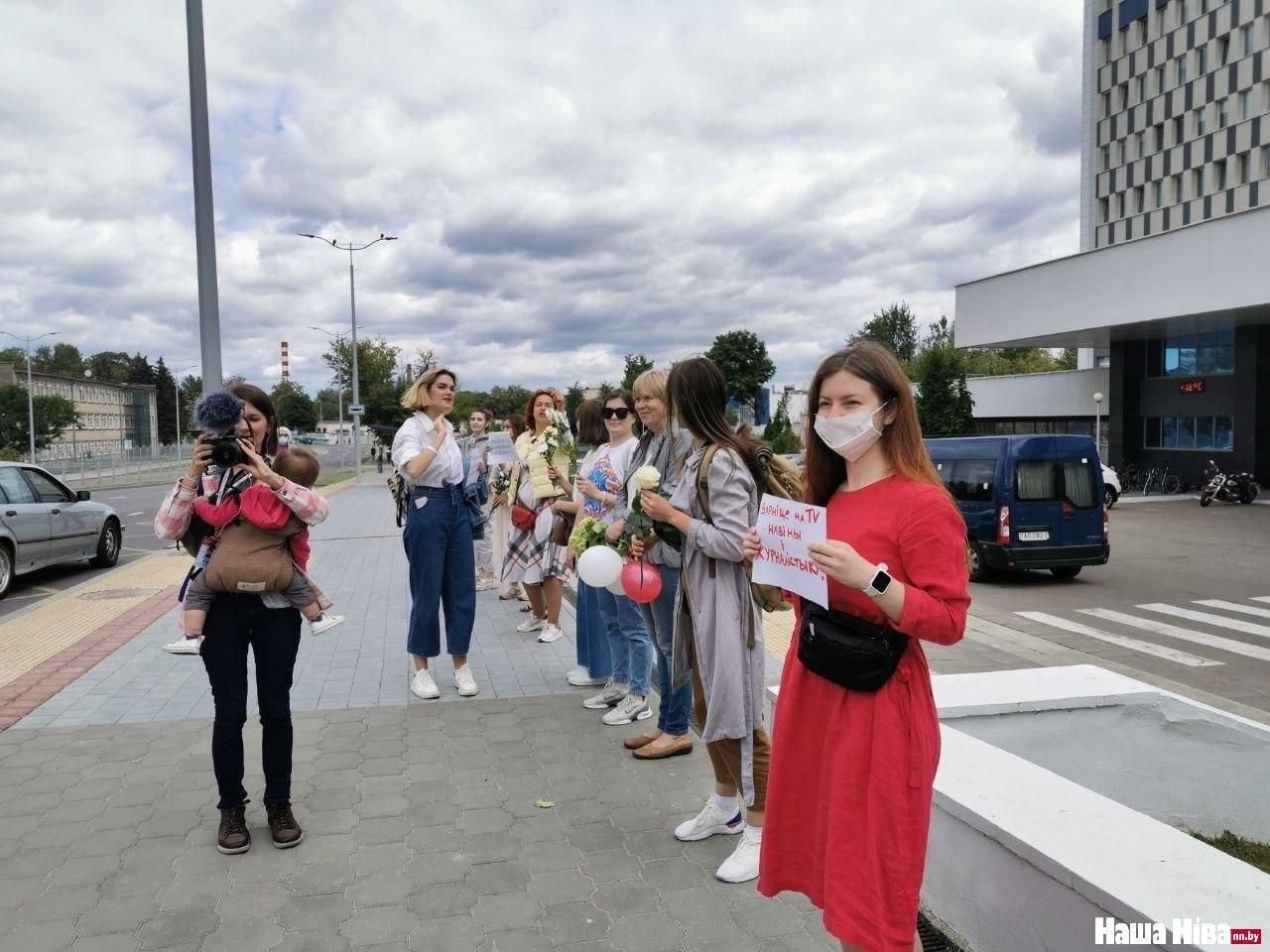 Білоруси страйкують біля державних телеканалів і вимагають правди