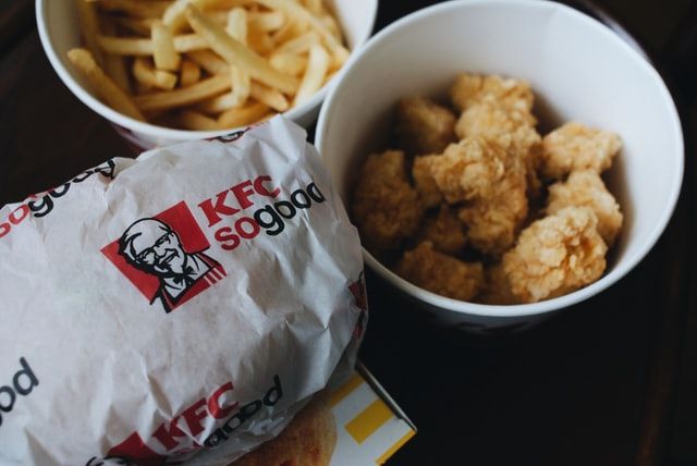 KFC більше не пропонує облизувати пальці через пандемію коронавірусу