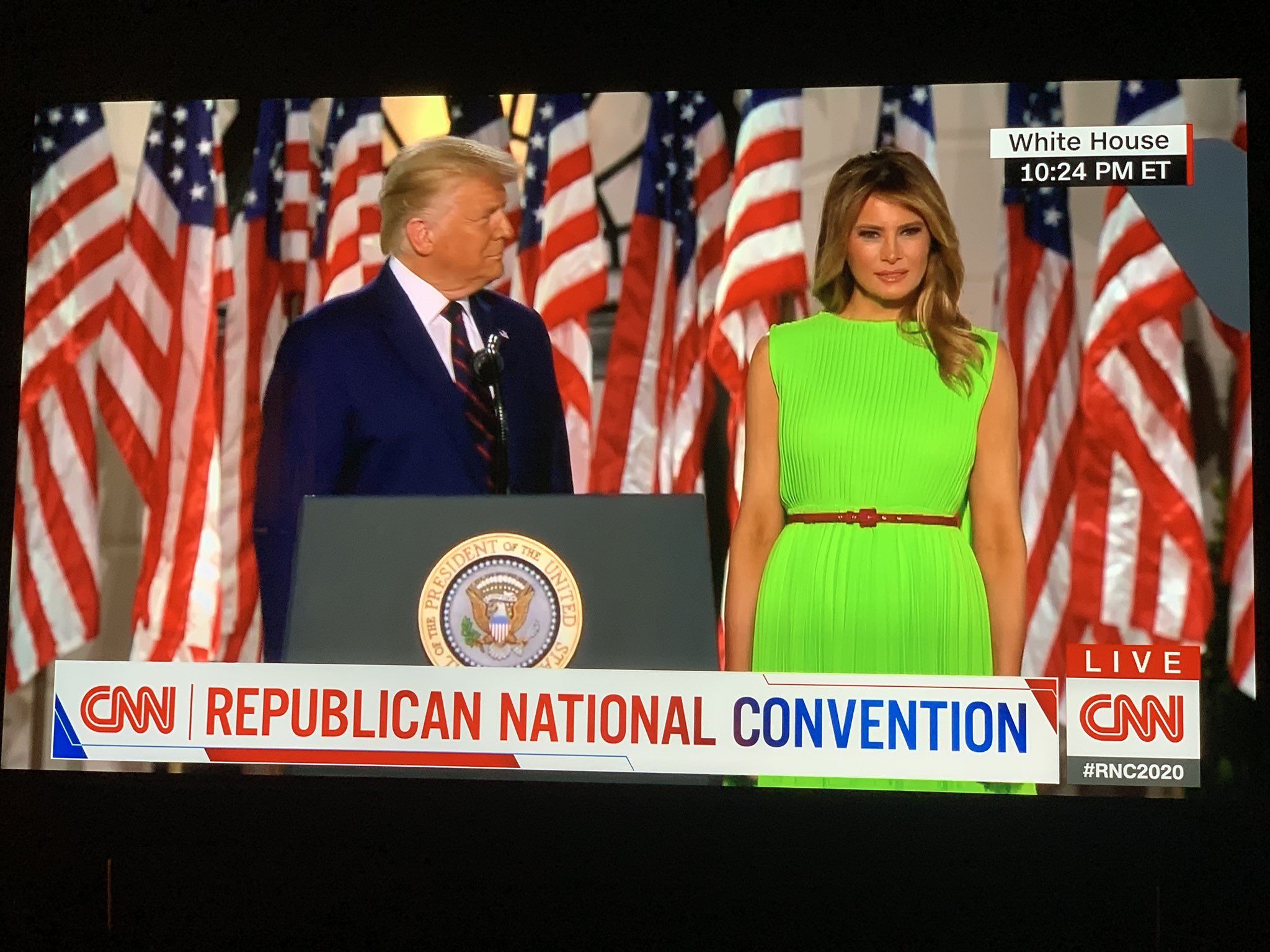 Меланія Трамп одягнула сукню кольору зеленого екрану. Це породило купу мемів в Twitter